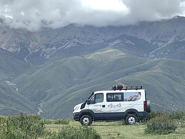 当浪浪山的小妖遇上依维柯 一场关于“勇敢出发”的平凡英雄主义