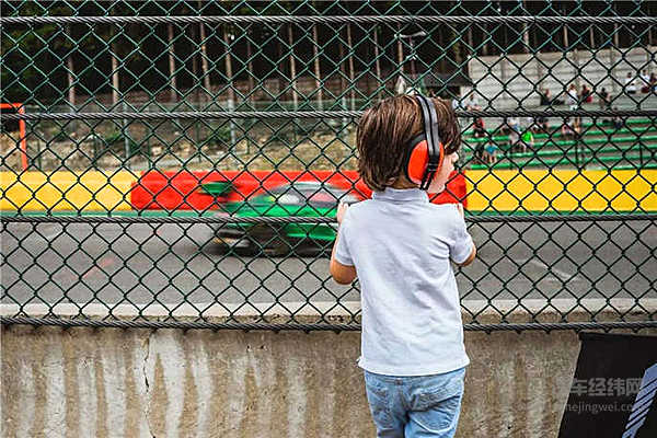 穿越了上千公里，只为看一家轮胎品牌如何在24小时耐力赛上夺冠