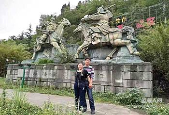 一年中,高敏和丈夫马雷明有大约9个月在路上。对他们来说,驾驶室既是工作场所,也是大部分时间里的生活空间。夫妻俩来自山西曲沃。马雷明从事运输已有23年,高敏2015年拿到驾驶证后,也开始跟着丈夫跑长途。两人没有固定货源,也没有固定线路,根据平台上的货源信息往返全国各地。如今,他们驾驶的是一辆解放J6P。