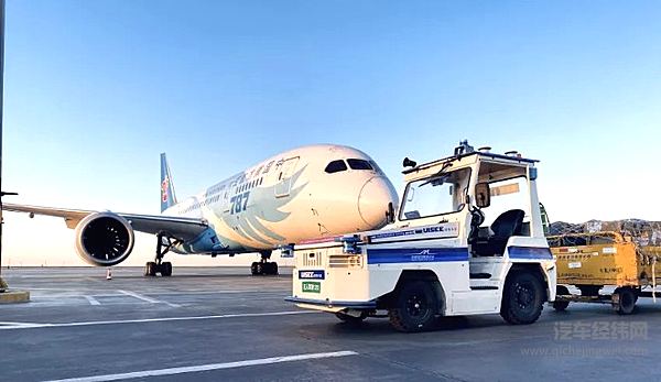 驭势科技无人驾驶行李牵引车