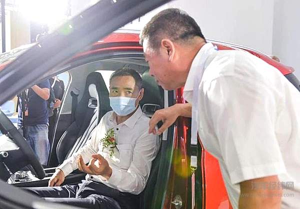 工信部副部长辛国斌在哪吒汽车展台