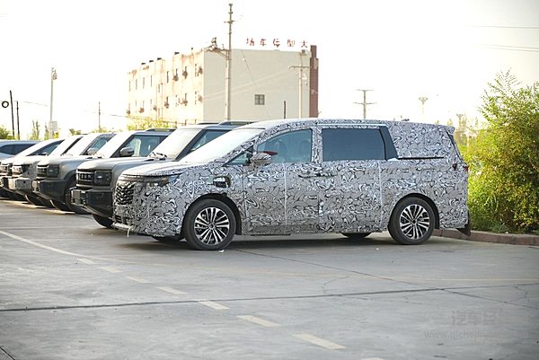 腾势D9之后新玩家入场？疑似江淮新MPV谍照曝光