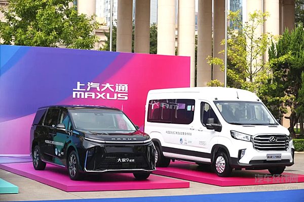 进博会官方服务车队交付 上汽大通MAXUS近百台新途V90、大家9超混正式“入列”