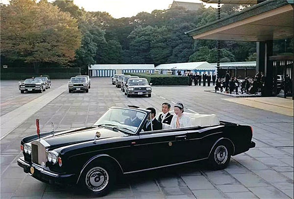 1990年，明仁天皇与皇后美智子出席即位庆典 