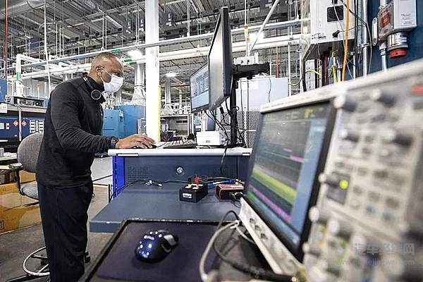 福特工程师测试电池荷电状态(SOC)和电池单体的温度