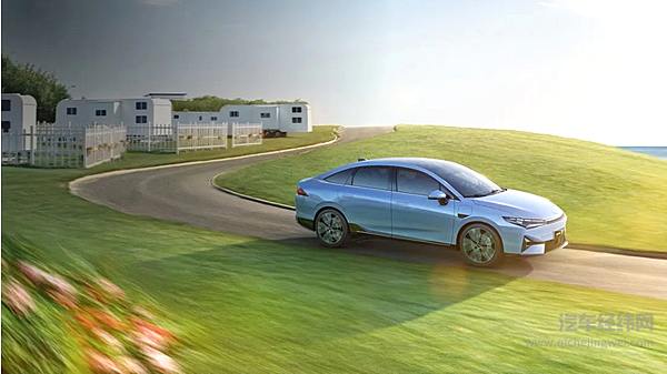 小鹏P5用极致驾驶辅助来“一俊遮百丑”