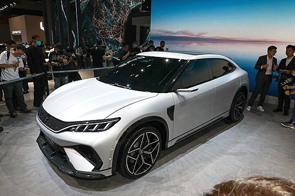 全新年轻化风格 宋L概念车亮相2023上海车展