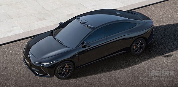 纯电中大型轿车二选一 阿维塔12靠华为智己L7靠什么？