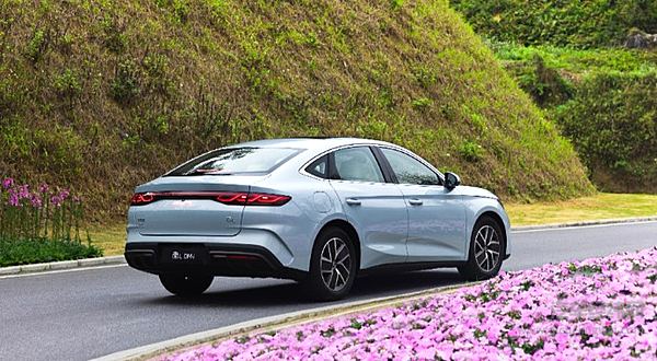 百公里亏电油耗2.9L综合续航2100km 秦L真的完胜银河L6吗？