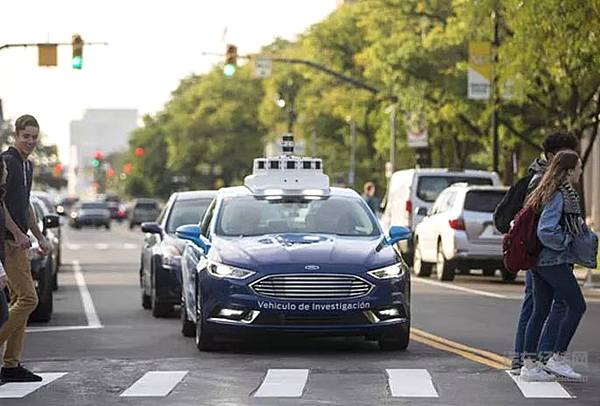 前瞻技术：福特利用不同灯条 向行人展示自动驾驶车辆意图