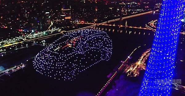 大众汽车品牌庆祝全新标识中国首发 盛大无人机表演闪耀广州塔