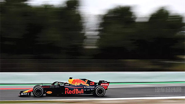 F1战火重燃 阿斯顿·马丁在赛道上驰骋的感觉真的很不错