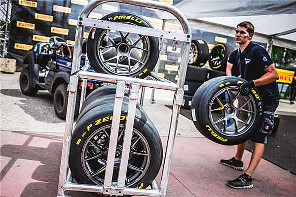 穿越了上千公里，只为看一家轮胎品牌如何在24小时耐力赛上夺冠