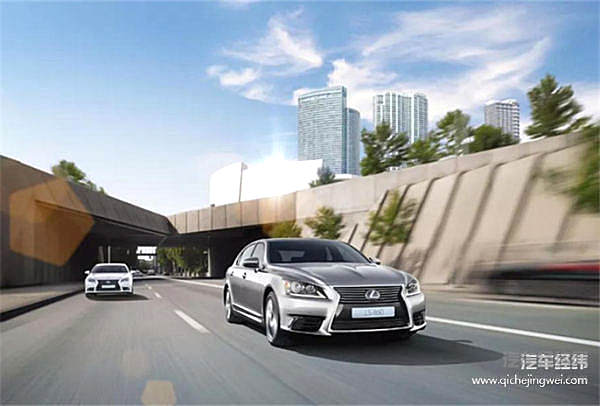 搭载4.6L V8自吸引擎的2013雷克萨斯LS460，其相对搭载涡轮引擎的同级车型出色的驾乘感受一直为人津津乐道