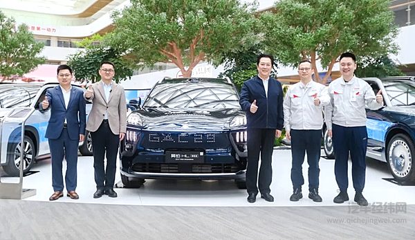 唐国强参访广汽集团 体验昊铂A800盛赞中国智造