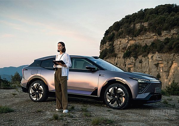 未来之美跃然眼前 高合HiPhi Y展翼而来