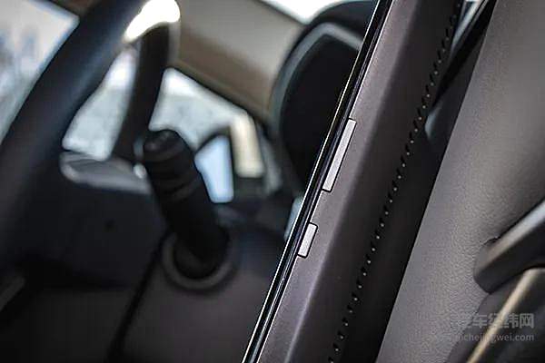 威马EX5屏幕右侧的机械控制按钮