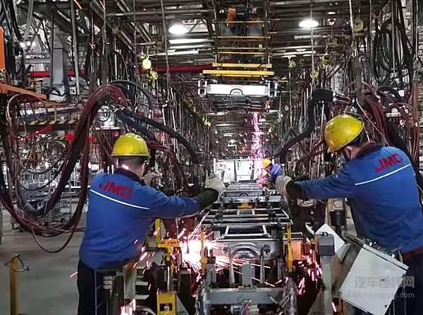 负压救护车：守护生命的“昂贵口罩”