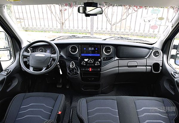 比面包车多装30%货 还省油耗！超市老板算透欧胜品价比