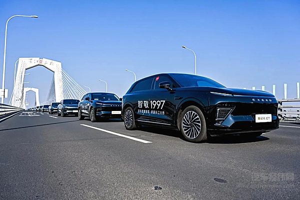 【智敬1997奇瑞200辆智驾车队过长江】