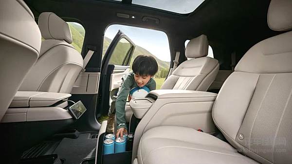 蔚来全新ES8宽敞的车内空间 舒适得不像个SUV？