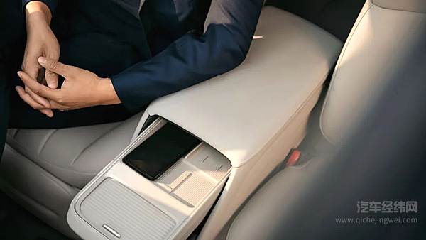 蔚来全新ES8宽敞的车内空间 舒适得不像个SUV？