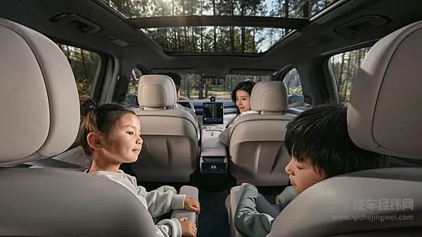 蔚来全新ES8宽敞的车内空间 舒适得不像个SUV？