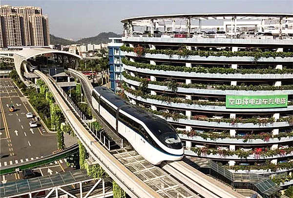 在位于深圳的比亚迪总部，“云轨”列车在运行调试中