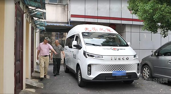 秋阳下的银轮情 六旬老兵傅老哥与依维柯聚星的不解之缘