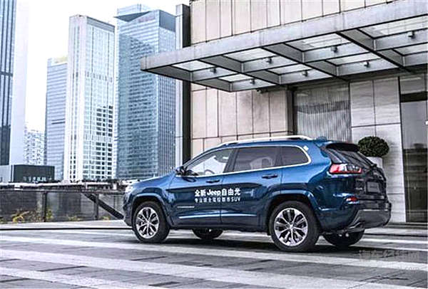 带火了分体式大灯后 全新Jeep自由光却不玩了！