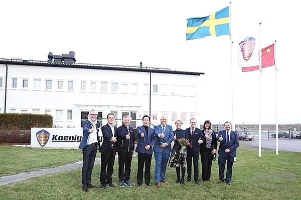 许家印携恒大NEVS高管与柯尼塞格高管合影