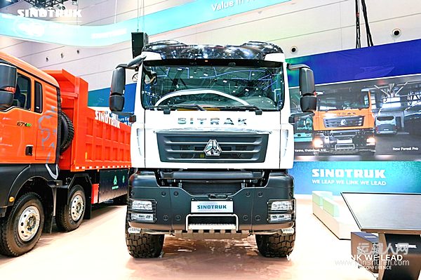 不止“全能”更“專精”！中國重汽全驅(qū)戰(zhàn)甲 為特種運輸護航！