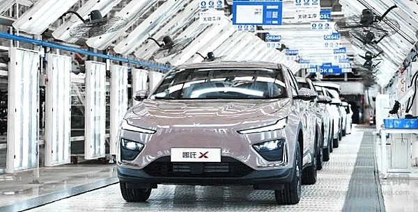 首批哪吒X量产车正式下线