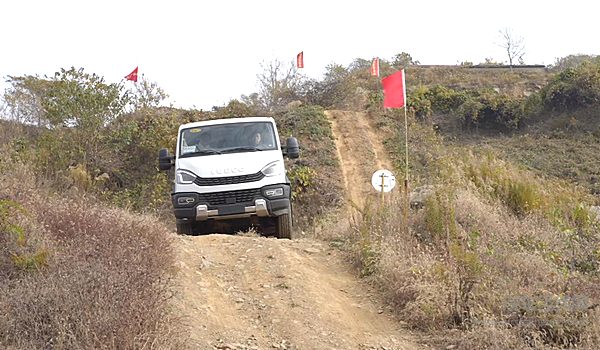 零距离体验欧霸·山海：从28度陡坡缓降到交叉轴的全能征服