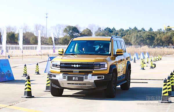 两种不同的越野风格 坦克400 Hi4-T和豹5哪一款更值得入手？