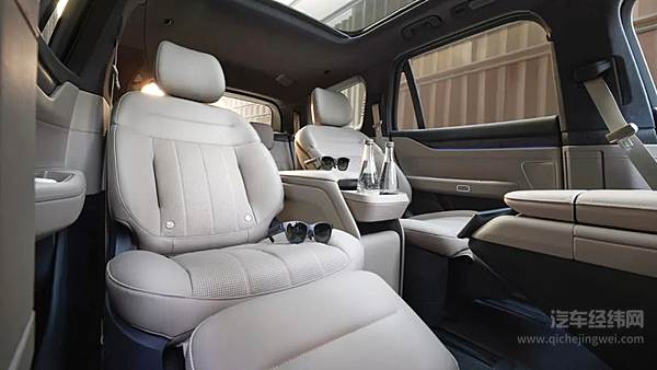 蔚来全新ES8宽敞的车内空间 舒适得不像个SUV？