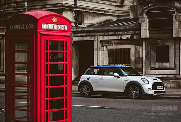 哈里王子大婚，英女王将劳斯莱斯让给孙媳！自己坐宾利