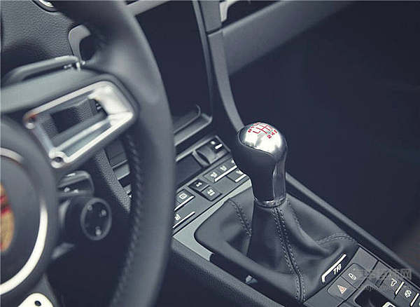 丢掉中控屏和方向盘按键 保时捷为专注驾驶做减法！