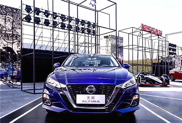 “移动沙发”进化了 全新天籁觊觎“发动机厂”！