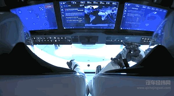 两名宇航员在舱内击拳庆祝 来源：Techcrunch