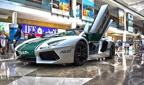 这个魔幻的地方 不开豪车就追不上那些开豪车的罪犯