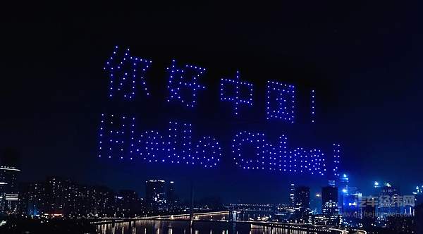 大众汽车品牌庆祝全新标识中国首发 盛大无人机表演闪耀广州塔