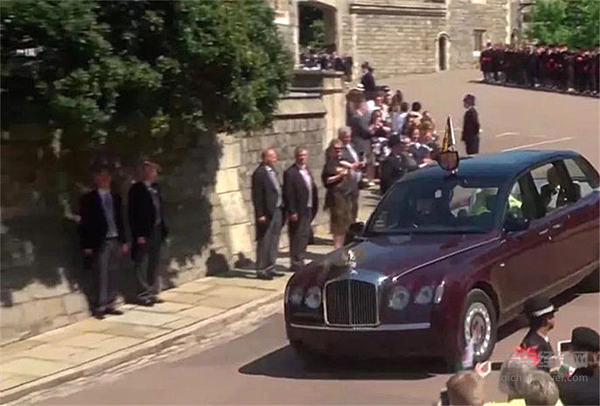 哈里王子大婚，英女王将劳斯莱斯让给孙媳！自己坐宾利