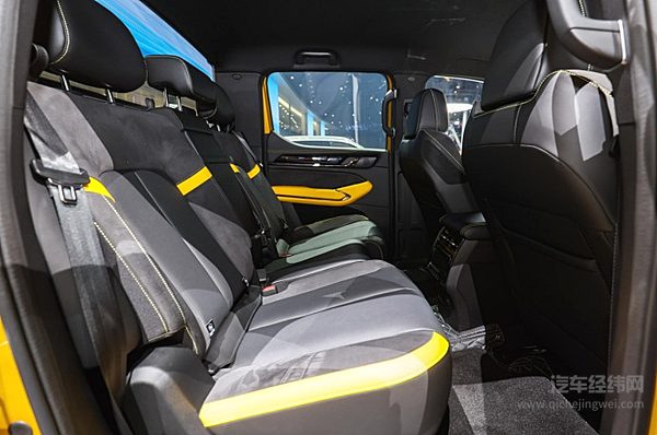 全球高性能越野皮卡2.4T越野炮成都车展燃擎上市 售价17.88万元起