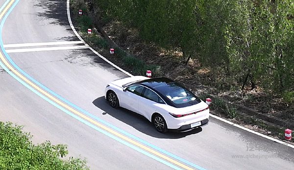 15分钟增加380km续航 极狐能否依靠阿尔法S5崛起？