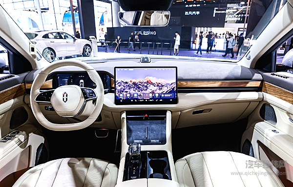 师出同门华为系 新问界M7和智界R7谁更受用户青睐？