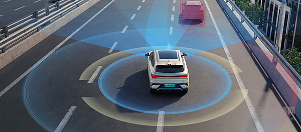 十万级车配有智驾和冰箱？比亚迪第二代元 PLUS 智驾版表现如何？