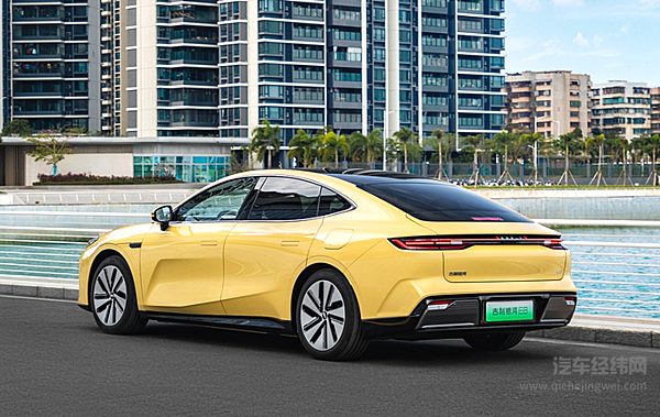 基础配置势均力敌 东风奕派eπ007能否超越银河E8？