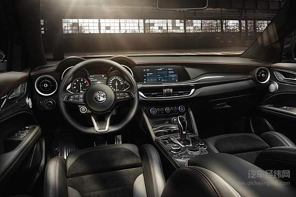 来自亚平宁的精神小伙 好看不火的阿尔法罗密欧Stelvio Veloce Ti