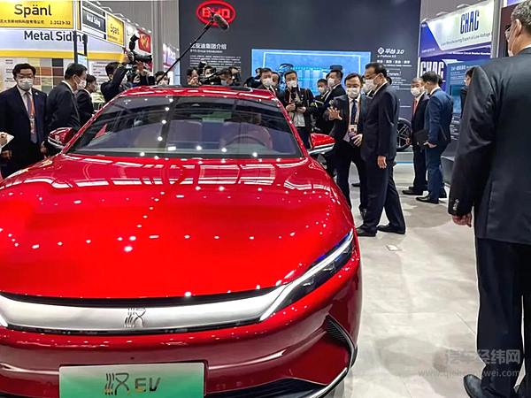 王传福向总理介绍现象级爆款比亚迪汉EV